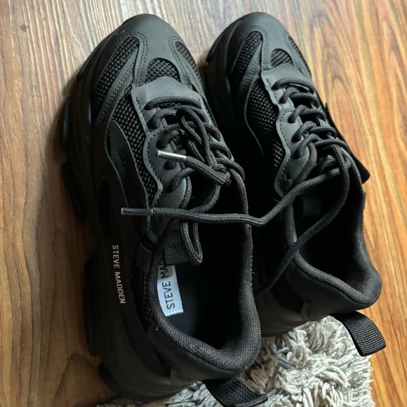 Steve Madden Possession sneakers! - Picture 2 of 5